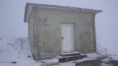Bild: kro
Der alte Hochbehälter in Griesbach wird abgerissen. Für den Neubau wird die Gemeinde ein 5900 Quadratmeter großes Grundstück erwerben.