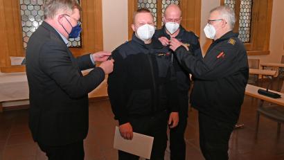 Bild: Thomas Graml/exb
Dem neuen Stadtbrandmeister werden die Dienstgradabzeichen angeheftet (von links): Oberbürgermeister Michael Cerny, Stadtbrandmeister Sebastian Schindler, Stadtbrandinspektor Christoph Bachmann und Stadtbrandrat Heinrich Scharf.