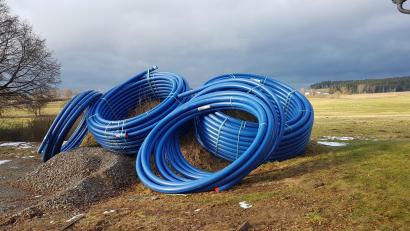 Bild: gi
Viele Leitungen und Rohre warten auf dem Lagerplatz in Tröbes noch auf ihre Verlegung.