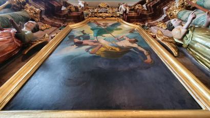 Bild: tsp
Sehr wahrscheinlich stammt das Altarbild der Katholischen Kirche in Schwarzenbach von „Ossy“ Tytlik. Eine ganz moderne Interpretation des Erzengels Michael blickt auf die Betrachter herab. Die Farben, die Komposition der Figuren, alles ganz im Stil von Tytlik.