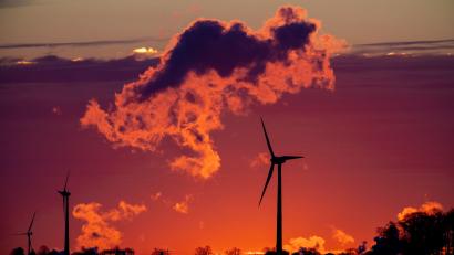 Symbolbild: Moritz Frankenberg/dpa
Das Symbolbild zeigt Windräder im Landkreis Hildesheim.