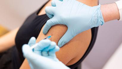 Symbolbild: Moritz Frankenberg/dpa
Auch die Apotheken können seit Dienstag in die Impfkampagne einsteigen. Die Reaktionen im Landkreis Schwandorf sind aber sehr verhalten.