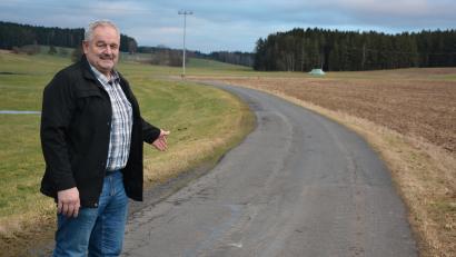 Bild: jr
Zwischen Großensees und Tirschenreuth soll eine bestehende Wegeverbindung zu einem ein Rad- und Wanderweg ausgebaut werden. Bei dem Projekt wollen die Gemeinde Leonberg und die Kreisstadt kooperieren. Bürgermeister Johann Burger zeigt hier im Bild auf ein Teilstück der Strecke nahe Großensees.