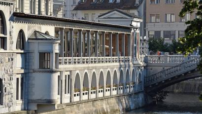 Bild: Miran Kambic/www.slovenia.info/dpa
Das Werk des slowenischen Architekten Jože Plecnik: der zentrale Marktplatz Ljubljanas mit der zweistöckigen Markthalle.