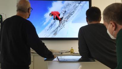 Bild: Gabi Schönberger
Die Olympischen Spiele in Peking sind sehr umstritten. Über manche Entscheidungen wird auch im Kollegenkreis heftig diskutiert. Begeisterte Wintersportler lassen sich die Liveübertragungen nicht entgehen.