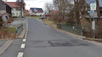 Bild: br
Der geplante interkommunale Rad- und Fußweg von Schlammersdorf nach Funkendorf soll auf einem Teilstück der Kreisstraße NEW 16 in Menzlas verlaufen. Im Zuge der Maßnahme ist auch ein Neubau der Brücke über die Creußen vorgesehen.