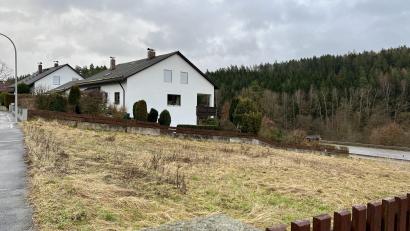 Bild: Eichl
Die Baulücke im Ahornweg wird geschlossen, zwischen die Einfamilienhäuser zu beiden Seiten soll ein Mehrfamilienhaus mit sieben Wohnungen gebaut werden. Die zunehmende Zahl von Mehrfamilienhäusern im Baugebiet „Steinleite“ sieht mancher Gemeinderat kritisch.