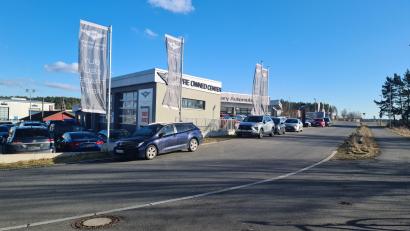 Bild: sne
Im Gewerbegebiet parken oft Fahrzeuge auf dem Seitenstreifen. Die auswärtigen Kennzeichen lassen vermuten, dass diese Pendlern des Truppenübungsplatzes gehören.