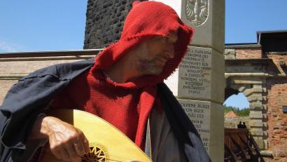 Bild: gjb
Ein Minnesänger vor der Egerer Burg. Die Anlage war auch während der Pandemie ein beliebtes Ziel von Touristen.