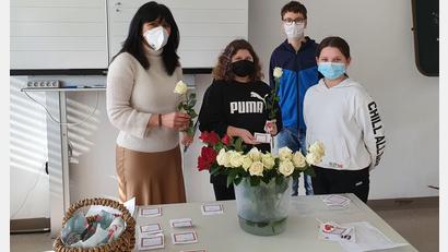 Bild: jpl
Lehrerin Karin Sieber (links) organisierte mit der SMV die Valentinsaktion an der Fichtelnaabtal-Mittelschule.