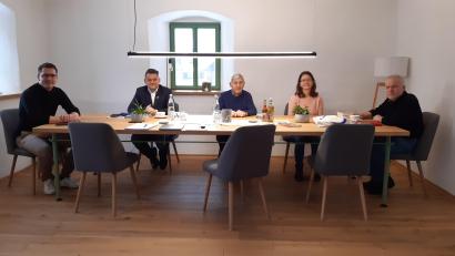 Bild: Albert Sollfrank/exb
Christian Doleschal (von links), Markus Nickl, Ludwig König, Christine Sollfrank und Alfons Ernstberger kamen zu einem Gespräch über das Rentensystem zusammen.