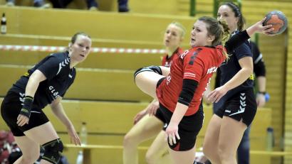 Bild: Hubert Ziegler
Einen Sahnetag erwischte Tamara Böhm (am Ball) vom HC Sulzbach im Heimspiel gegen Nabburg/Schwarzenfeld.