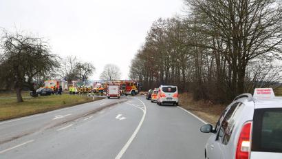Bild: Roland Wellenhoefer
Auf der B22 in Höhe von Lettenhof bei Speichersdorf sind zwei Lieferwagen frontal zusammengestoßen.