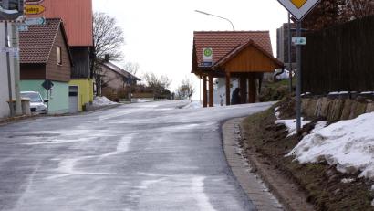 Bild: bkr
Aus Richtung Hölzlmühle kommende Autofahrer müssen vor der von rechts kommenden Straße über einen "Hubbel", der die Sicht beeinträchtigt.