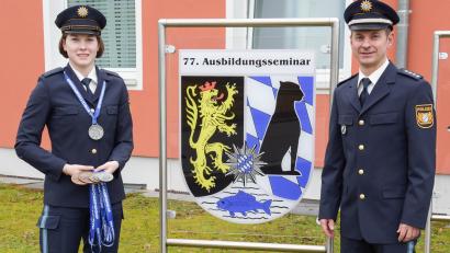 Bild: PHK Seidel, VII. Bereitschaftspolizeiabteilung, Servicedienste Nabburg/exb
Klassenleiter Polizeihauptkommissar Klaus Urban gratulierte Polizeimeisteranwärterin Therese Bartl zu ihrem erfolgreichen Abschneiden bei der Weltmeisterschaft im Eisschwimmen.