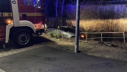 Bild: Polizeiinspektion Sulzbach-Rosenberg
Ein 24-jähriger Landkreisbewohner übersah den Kreisverkehr in Hahnbach und kam mit seinem Wagen von der Fahrbahn ab.
