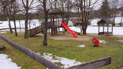 Bild: bkr
Die Bürger des Ortes pflegen und hegen den Kinderspielplatz. Mehrfach haben sie schon Geräte ausgetauscht.
