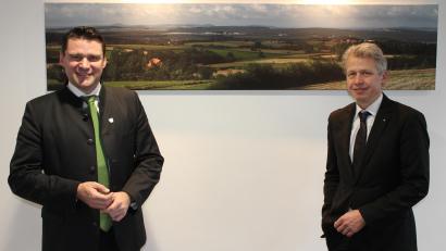 Bild: Hans Prechtl/exb 
Professor Dr. Clemens Bulitta (rechts) stellte sich als neuer Präsident der OTH Amberg-Weiden bei Landrat Thomas Ebeling vor.