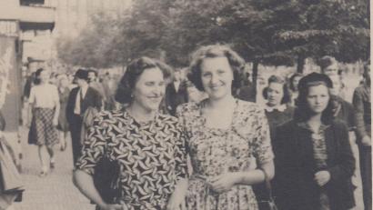 Bild: Archiv Pametníka/Memory of nations
Ein Bild aus glücklichen Tagen: Vlasta und Marie Šterbová im Jahr 1949 in Prag.
