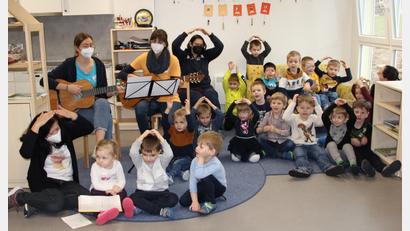 Bild: lep
Beim Eröffnungslied, das von den Erzieherinnen begleitet wurde sangen die Kinder fröhlich mit. Die Bewegung beim Refrain durfte natürlich nicht fehlen.