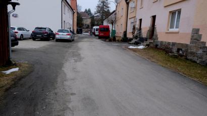 Bild: le
In dieser Wohnstraße in Plankenhammer soll auf einer Strecke von bis zu 40 laufenden Metern die neue Versorgungsleitung der zentralen Wasserversorgung verlegt und neue Hauswasseranschlüsse erstellt werden.