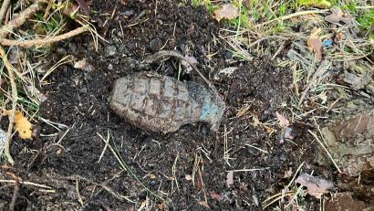 Bild: Polizeiinspektion Sulzbach-Rosenberg
Bei Etzelwang wurde eine scharfe Handgranate aus dem Zweiten Weltkrieg gefunden.