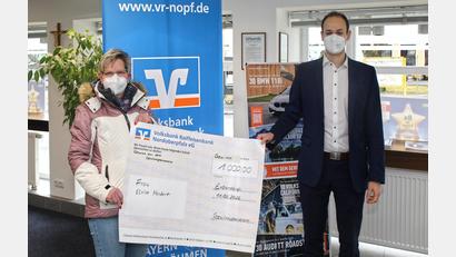Bild: njn
Viktor Hofmann (rechts) überreichte an Elvira Herbert den Gewinn.