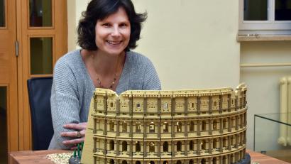 Bild: Stephan Huber
Latein-Lehrerin Irene Grünauer hat für ihre Schule, das Erasmus-Gymnasium, das Kolosseum aus Lego nachgebaut.