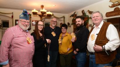 Bild: bey
Das Zoiglprinzenpaar Bernhard Lang und Karina Kos überreichten dem Gastwirtsehepaar Gerald und Karin Wickel sowie Bürgermeister Sebastian Dippold (von links) den Zoiglorden 2022. Alfons Kistenpfennig (rechts) hat die Orden aus Lindenholz geschnitzt.