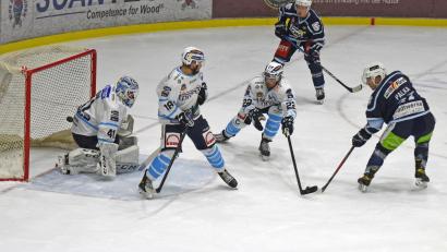 Bild: gb
Die Blue Devils besiegten am Dienstag den SC Riessersee mit 4:0. Das Bild eine Szene aus dem ersten Heimspiel gegen die Garmischer, das die Weidener mit 5:0 gewannen.