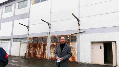 Bild: Portner
Siegfried Rossmann steht vor dem künftigen Haupteingang der 31 Meter langen Halle, die auf drei Etagen Garagen, Abstellräume, Büros und Wohnungen beherbergen wird. Rechts der alte Lastenaufzug.
