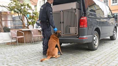 Bild: Gabi Schönberger
Am Montagmittag war ein Spürhund im Einsatz im Restaurant.