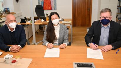 Bild: Susanne Schwab, Stadt Amberg/exb 
Die Leiterin der Regensburger Niederlassung der Firma Ten Brinke, Sandra Kainz (Mitte), und Oberbürgermeister Michael Cerny (rechts) unterzeichnen im Beisein von Projektleiter Roland Seissler die Aufhebungsvereinbarung, nach der keinerlei offene Ansprüche der beiden Parteien mehr bestehen.