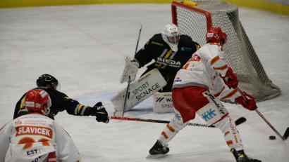 Archivbild: Andreas Brückmann
Alle Hände voll zu tun hatte Ambergs Torhüter Timon Bätge (rechts) im Vorrunden-Heimspiel gegen den TEV Miesbach, das der ERSC nach 0:2-Rückstand mit 5:4 gewann. Im Rückspiel war Bohumil Slavicek (links) der überragende Mann: Beim 5:2-Sieg der Miesbacher war er an allen TEV-Treffern beteiligt.