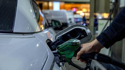 Symbolbild: Carsten Koall/dpa
Ein Autofahrer tankt ein Auto mit Benzin. In Bayern ist das aktuell am günstigsten.