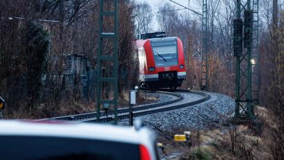 Bild: Matthias Balk
Am Tag nach einem schweren S-Bahnunfall südlich von München sind noch viele Fragen ungeklärt.