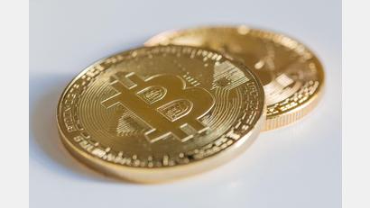 Symbolbild: Fernando Gutierrez-Juarez/dpa
Zwei Bitcoin-Münzen liegen auf einem Tisch. Kryptowährungen locken mit großen Renditen, die Polizei mahnt zur Vorsicht.