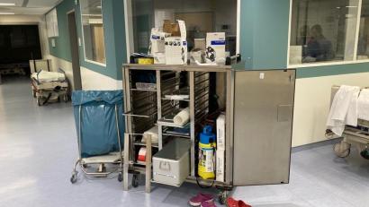 Bild: Marc Bigalke/exb
Der für den nächtlichen Einsatz zur Versorgung von zwei schwerkranken Vergiftungsopfern aus Weiden ausgeräumte ABC-Wagen des Amberger Klinikums.