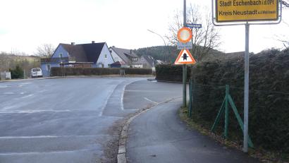 Bild: rn
Ab der Einfahrt zum Ortsteil Apfelbach gilt künftig Tempo 30. Die angezeigte Vorfahrtsregelung bleibt bestehen.