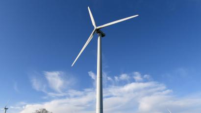 Symbolbild: Holger Hollemann/dpa
Ein Investor beabsichtigt auf dem Ödberg zwischen Wildenau und Plößberg eine Windkraftanlage zu bauen. Dies ist derzeit wegen der 10H-Regel nicht möglich.