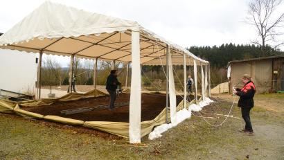 Bild: bey
Inez Dreyer (unterm Reitzelt) und Patricia Beckmann (rechts) trafen die Vorbereitungen für den Abbau des zwölf auf sechs Meter großen Zeltdaches.