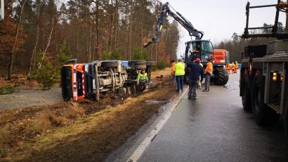 Bild: Thomas Dobler
Mit einem Bagger und einem schweren Abschleppwagen wurde der Kieslaster geborgen, der am Dienstag gegen 13 Uhr auf der B 85 zwischen Bodenwöhr und Altenschwand verunglückt war.