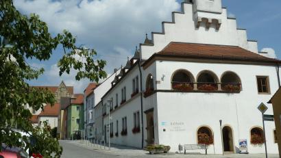 Archivbild: Wilhelm Amann
Am Verwaltungssitz im Nabburger Rathaus (Bild) werden die Aufgaben für die Stadt Nabburg und die beiden Gemeinden Altendorf und Guteneck erledigt.