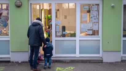 Symbolbild: Sebastian Gollnow/dpa
Ein Vater bringt seine Kinder in eine Kita. Eltern von Kita-Kindern sollen in Bayern mehr politisches Mitspracherecht bekommen, finden SPD, Grüne und FDP im Landtag.