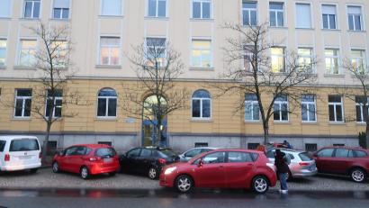 Bild: Kunz
Ein Elternauto hält vor dem vor dem Lehrerparkplatz am Augustinus-Gymnasium in zweiter Reihe. Das kostet seit dieser Woche 55 Euro.