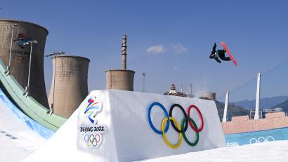 Bild: picture alliance/dpa/XinHua
Auf dem Gelände eines ehemaligen Stahlwerks bauten die chinesischen Gastgeber eine Big-Air-Schanze für die Ski-Freestyle- und Snowboard-Wettbewerbe.