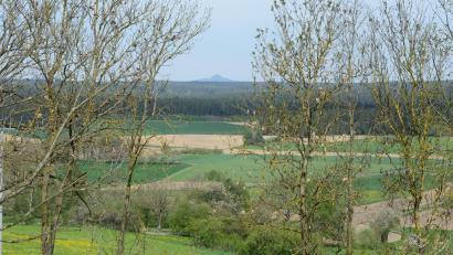 Archivbild: bey
Vom Raiffeisenparkplatz Parkstein geht der Blick Richtung Rauer Kulm. Etwa hinter den hellen landwirtschaftlichen Flächen (Bildmitte, quer) wären die drei bis vier Windräder nahe Schwand vorgesehen. So zeigte es die Fotomontage.