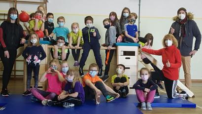 Bild: gis
Die Freude über 1400 Euro für den Schulsport war den Mädchen und Buben – leider durch Masken verdeckt - mit ihren Lehrerinnen Silvia Glaser (Zweite von rechts) und Jana Baumann (links) ins Gesicht geschrieben. Der Betrag stammt aus den Mandatsbeiträgen 2021 von Bürgermeister Sebastian Voit (rechts).
