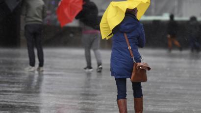 Symbolbild: Roberto Pfeil/dpa
Fußgänger kämpfen gegen Regen und Wind. Für die Oberpfalz gilt derzeit eine Sturmwarnung.