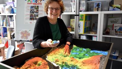 Bild: Stephan Huber
Brigitte Netta am „digitalen Sandkasten“ in der Kita DigiMINTkids. Nettas Einrichtung ist unter den zehn Finalisten für den Deutschen Kita-Preis.